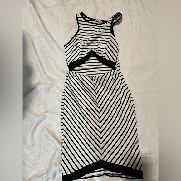 Audrey 3-Plus -1 Sz XL(?) Black/White Stripe V Neck Long Bell Sleeve Audrey 3-Plus -1 Sz XL(?) Black/White Stripe V Neck Long Bell Sleeve